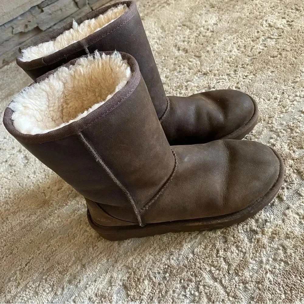 UGG Classic Short Oiled Leather Chocolate Brown Boots Booties Water Resistant: 6